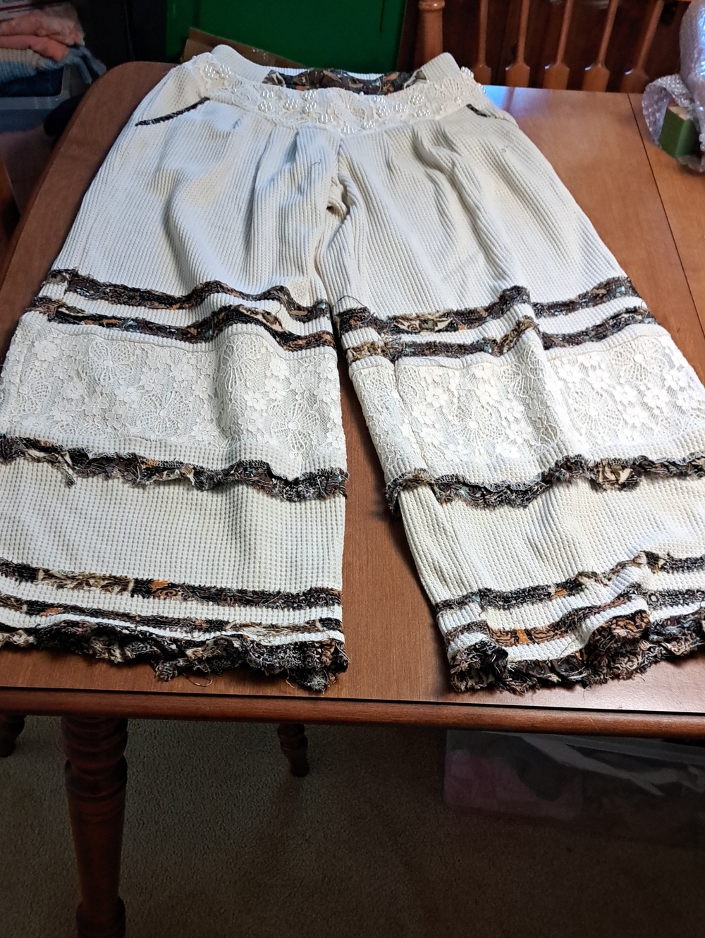 POL Cream Textured Top with Paisley Accent Inseam 27.5 NWOT - Picture 1 of 5
